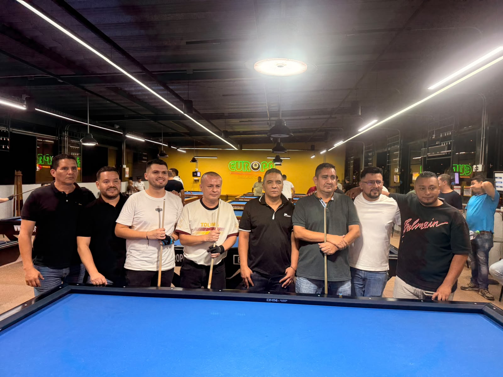 Parejas finalistas del Campeonato por Parejas 2026 posando junto a una mesa de tres bandas