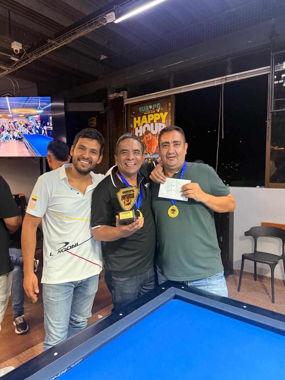 Jugadores premiados con trofeo y medalla durante la premiación del Campeonato por Parejas 2026