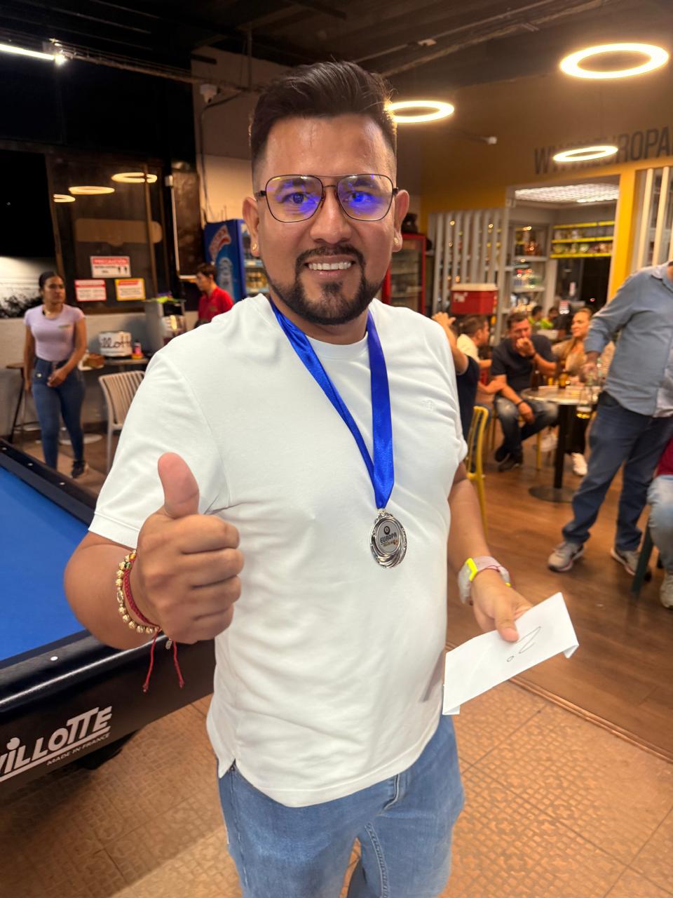 Jugador con medalla celebrando durante la premiación del Campeonato por Parejas 2026